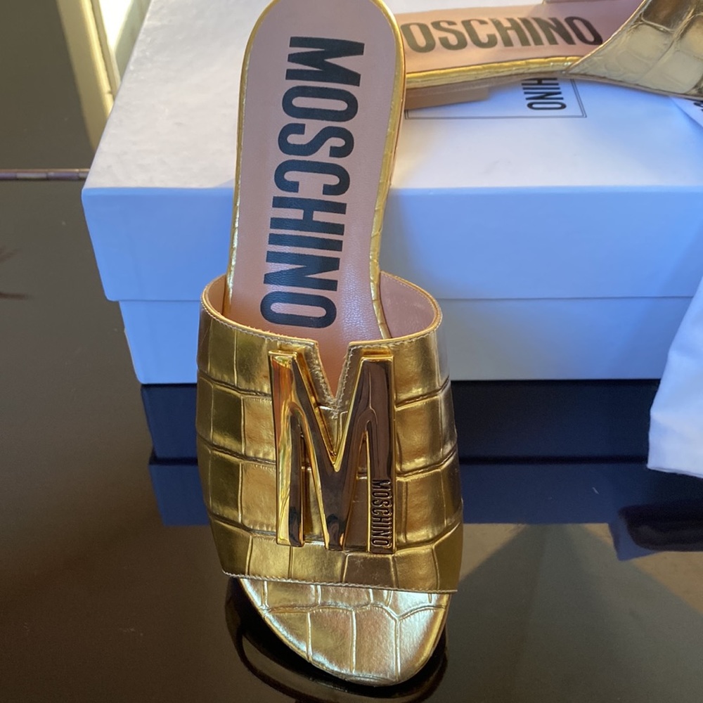 ✨ NWT Moschino Gold Croc Embossed M Logo Slide Sandals EU 37 🇮🇹